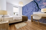 stampa adesiva murale di colore indaco con trama grezza su parete di camera da letto