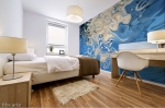 stampa murale adesiva con tema astratto fluido bianco su sfondo fluido blu su parete di camera da letto