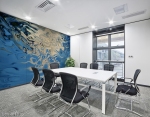stampa murale astratta con tema fluido bianco su sfondo fluido blu su parete di sala riunioni