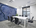 adesivo murale di colore indaco con trama grezza su parete di sala riunioni